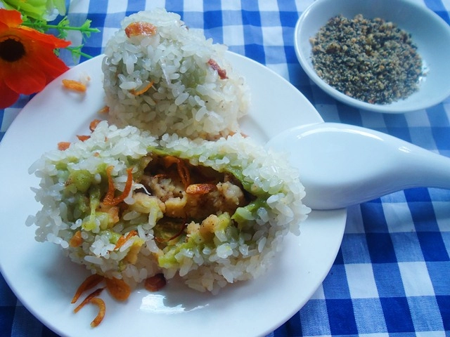 Béo ngậy món xôi bọc lá dứa đậu xanh cho bữa sáng