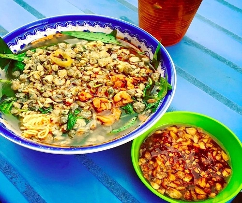 Món ăn chỉ bán ở quận 4 ở sài gòn- mì ốc hến