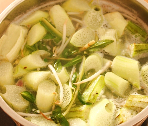 Nấu canh chua cá lóc làm dịu nắng đầu mùa