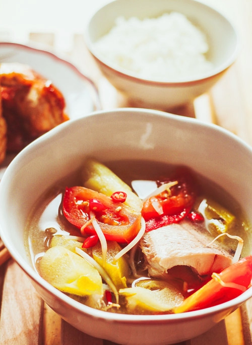 Nấu canh chua cá lóc làm dịu nắng đầu mùa