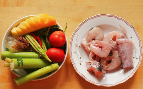 Nấu canh chua cá lóc làm dịu nắng đầu mùa