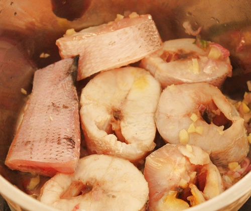 Nấu canh chua cá lóc làm dịu nắng đầu mùa