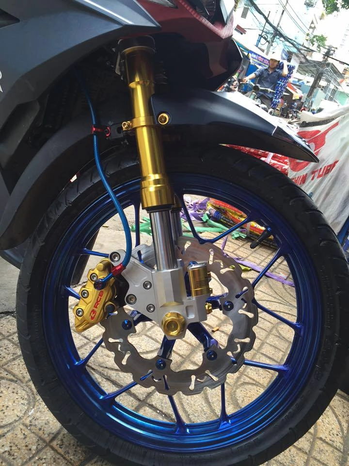 Winner 150 độ pô akrapovic tỏa sáng trong đêm