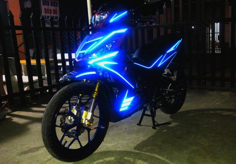 Winner 150 độ pô akrapovic tỏa sáng trong đêm