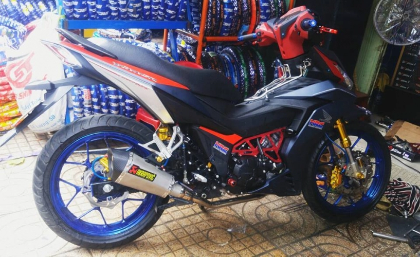 Winner 150 độ pô akrapovic tỏa sáng trong đêm