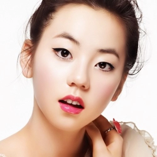 Các cô nàng mắt một mí hãy cười lên đi vì thời của chúng ta đã tới