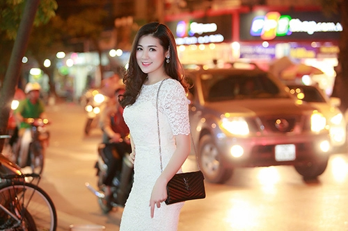 A hâu tu anh gợi cảm cùng váy bó sát thu hút ánh nhìn