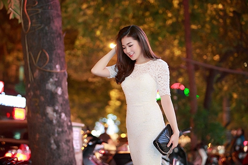 A hâu tu anh gợi cảm cùng váy bó sát thu hút ánh nhìn