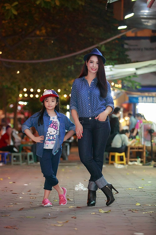 A hâu tu anh gợi cảm cùng váy bó sát thu hút ánh nhìn