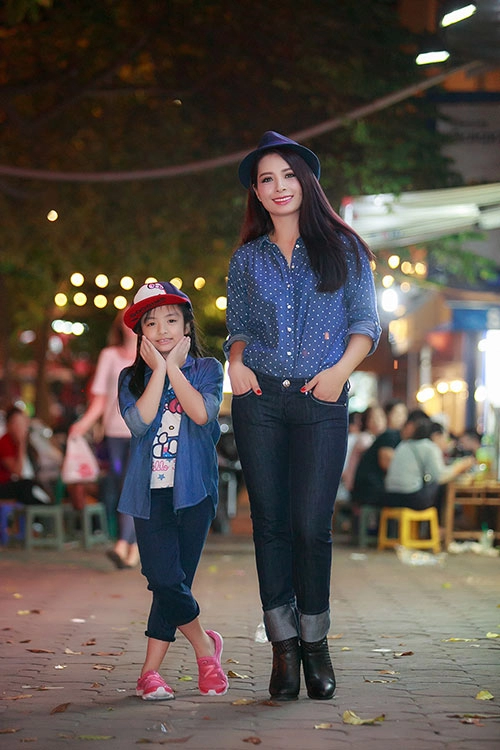 A hâu tu anh gợi cảm cùng váy bó sát thu hút ánh nhìn