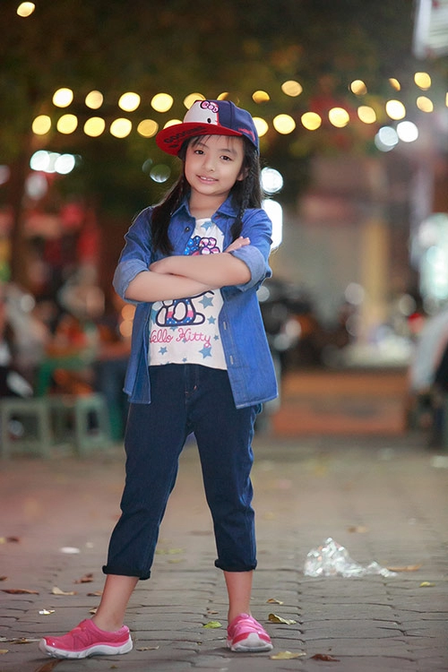A hâu tu anh gợi cảm cùng váy bó sát thu hút ánh nhìn