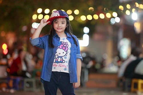 A hâu tu anh gợi cảm cùng váy bó sát thu hút ánh nhìn