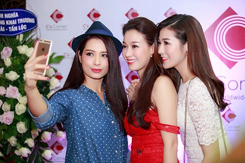 A hâu tu anh gợi cảm cùng váy bó sát thu hút ánh nhìn