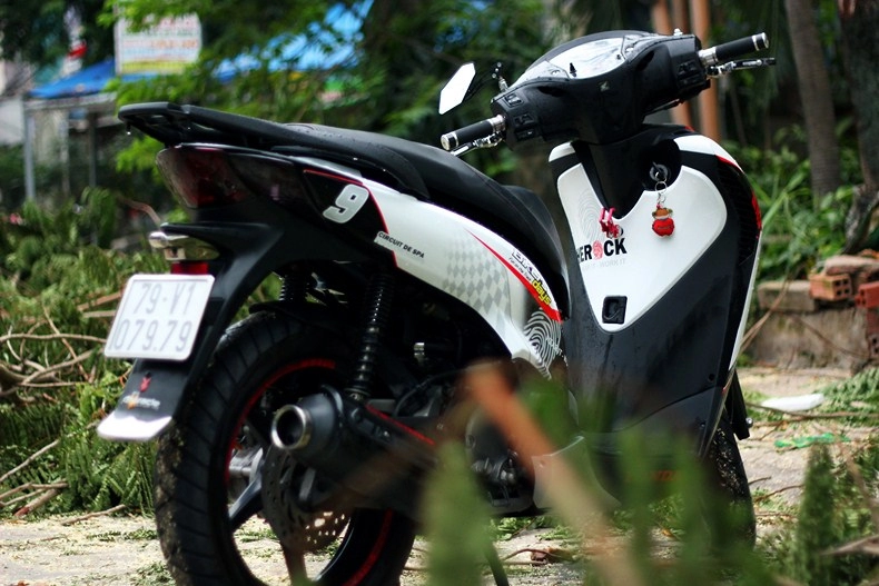 Ngắm honda sh độ tem dấu vân tay độc đáo ở sài thành