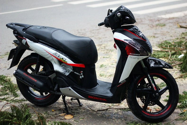 Ngắm honda sh độ tem dấu vân tay độc đáo ở sài thành