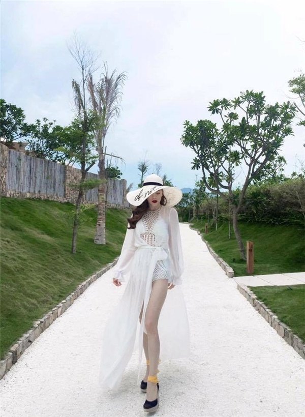 phạm hương hồ ngọc hà đọ eo thắt chân dài gợi cảm