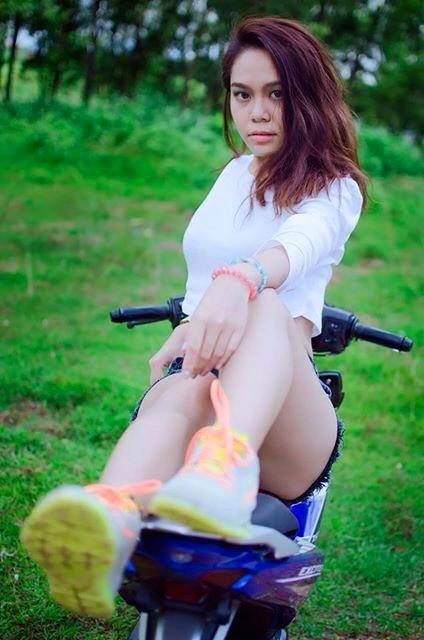 Người mẫu cùng so dáng bên exciter 150