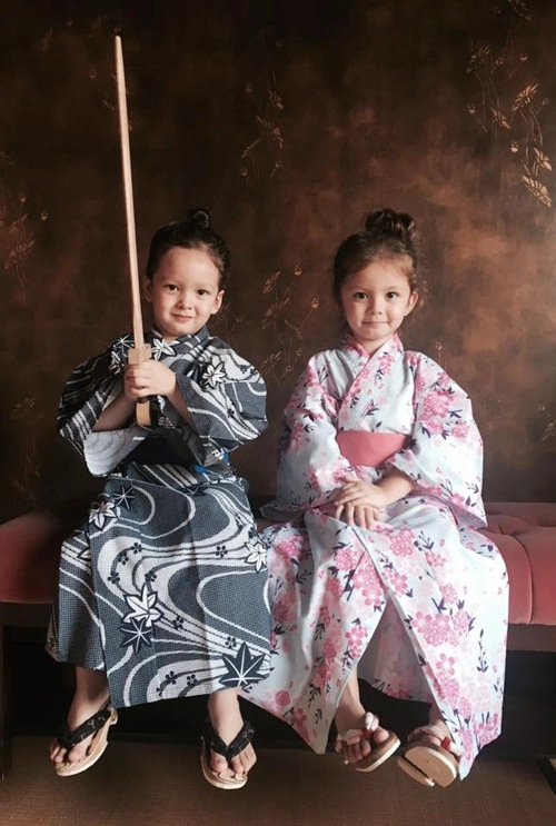 2 bé tôm - tép nhà hồng nhung dễ thương khi mặc kimono