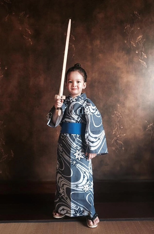 2 bé tôm - tép nhà hồng nhung dễ thương khi mặc kimono