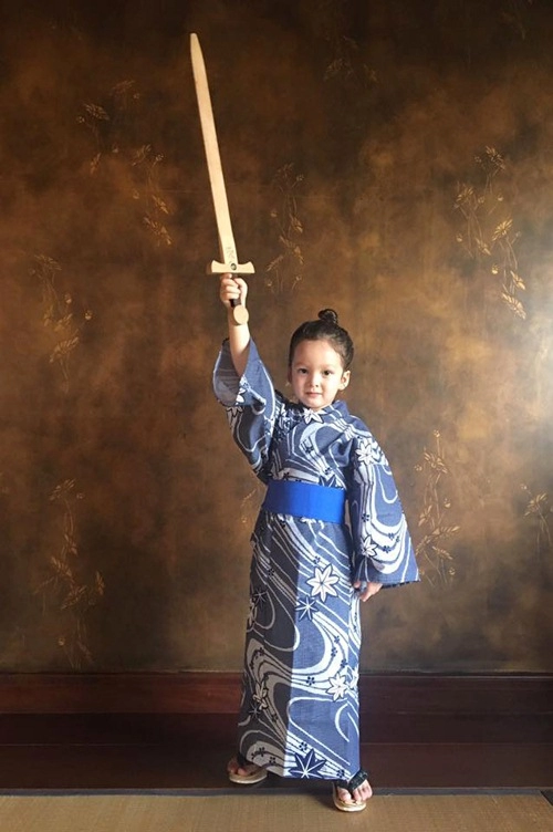 2 bé tôm - tép nhà hồng nhung dễ thương khi mặc kimono