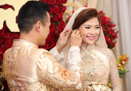 Cận cảnh áo dài cưới trị giá ngàn đô của thúy diễm
