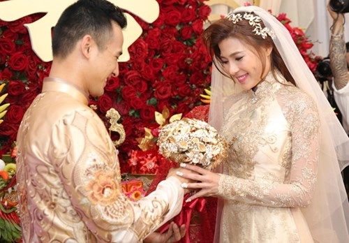 Cận cảnh áo dài cưới trị giá ngàn đô của thúy diễm