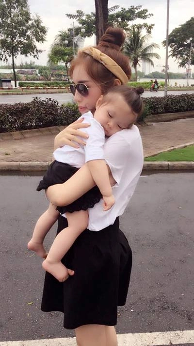 Cadie ngủ gật trên vai mẹ elly trần