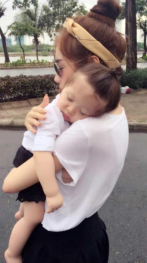Cadie ngủ gật trên vai mẹ elly trần