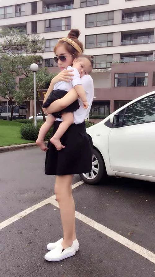 Cadie ngủ gật trên vai mẹ elly trần