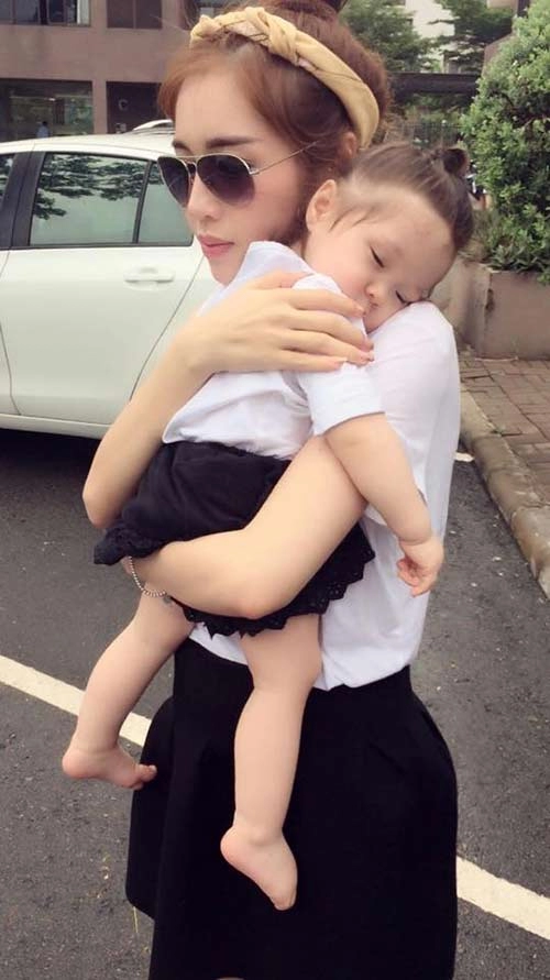 Cadie ngủ gật trên vai mẹ elly trần