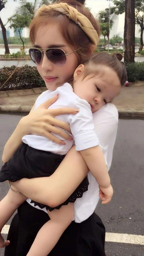Cadie ngủ gật trên vai mẹ elly trần