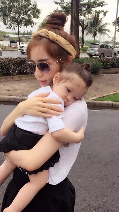 Cadie ngủ gật trên vai mẹ elly trần