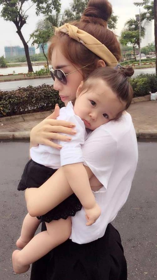 Cadie ngủ gật trên vai mẹ elly trần