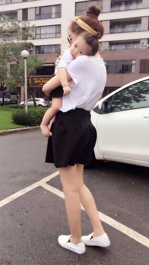 Cadie ngủ gật trên vai mẹ elly trần