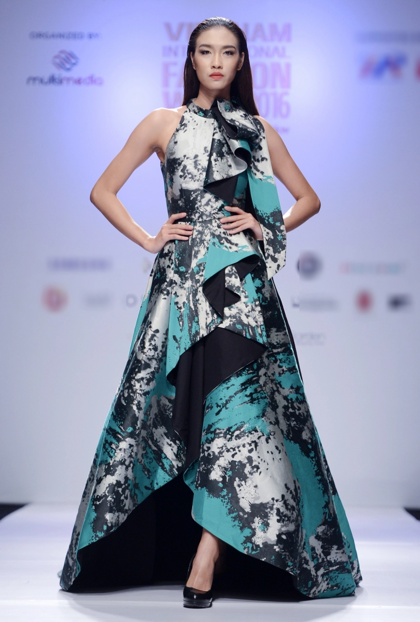 Dàn mẫu next top model khoe sắc trên sàn diễn hà nội
