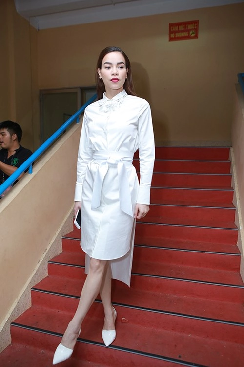 Hồ ngọc hà vẫn đẳng cấp dù diện trang phục hiệu bình dân