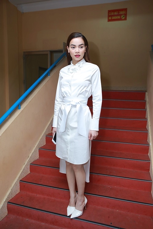 Hồ ngọc hà vẫn đẳng cấp dù diện trang phục hiệu bình dân