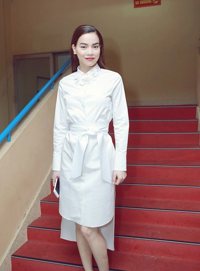 Hồ ngọc hà vẫn đẳng cấp dù diện trang phục hiệu bình dân
