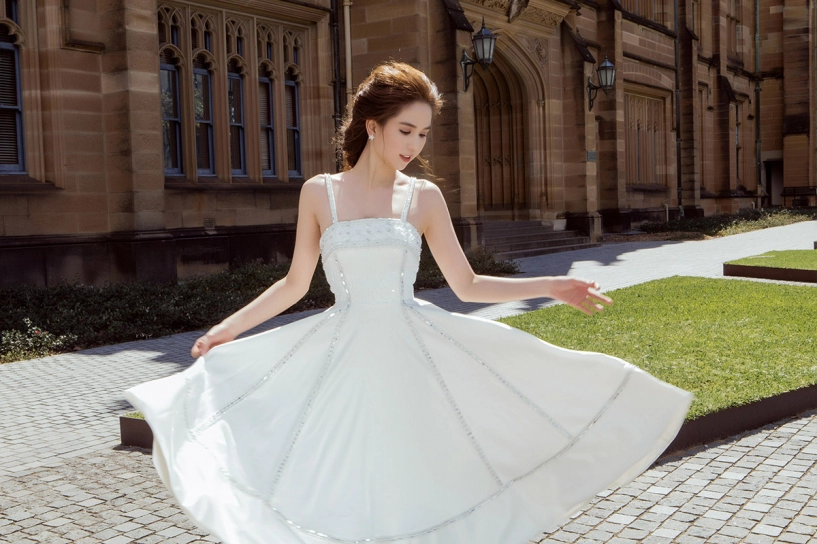 Ngọc trinh tự tin dạo phố sydney với đầm voan trắng