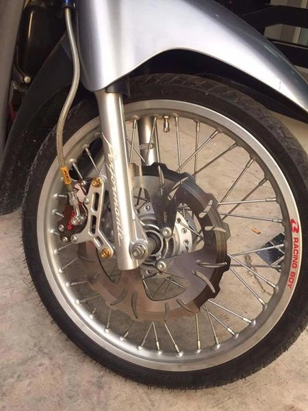 Hình ảnh em wave alpha độ kiểng nhẹ với cặp heo brembo
