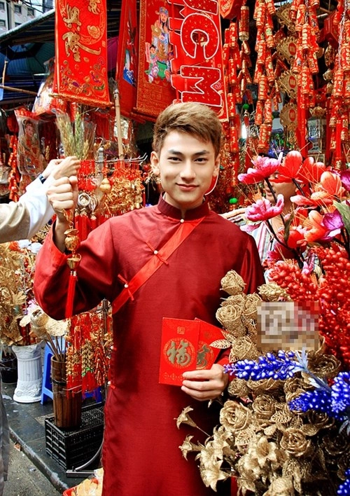 Noo phước thịnh sơn tùng lộng lẫy với áo dài họa tiết
