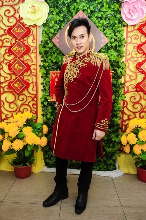 Noo phước thịnh sơn tùng lộng lẫy với áo dài họa tiết
