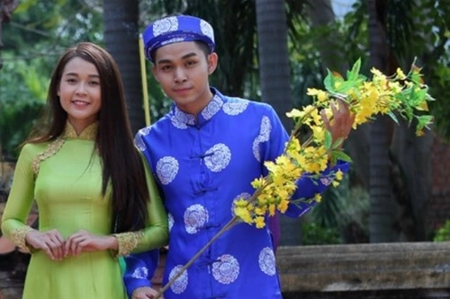 Noo phước thịnh sơn tùng lộng lẫy với áo dài họa tiết