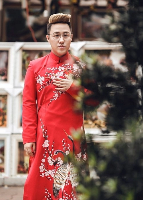 Noo phước thịnh sơn tùng lộng lẫy với áo dài họa tiết