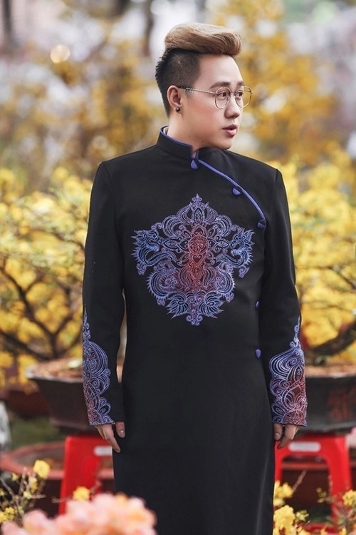 Noo phước thịnh sơn tùng lộng lẫy với áo dài họa tiết