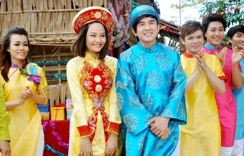 Noo phước thịnh sơn tùng lộng lẫy với áo dài họa tiết