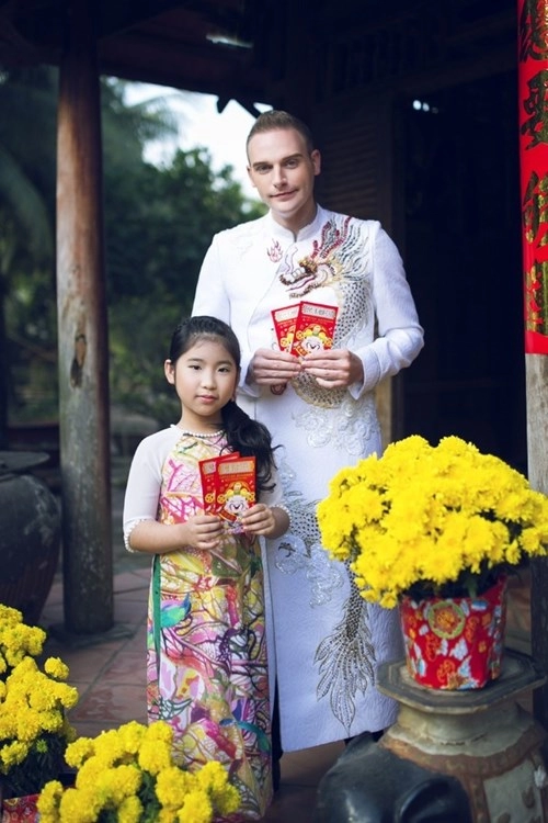 Noo phước thịnh sơn tùng lộng lẫy với áo dài họa tiết
