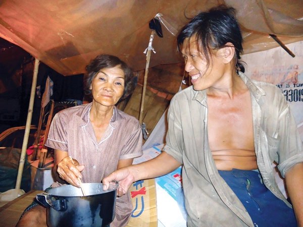 túp lều tranh hai quả tim vàng ngay tại vỉa hè