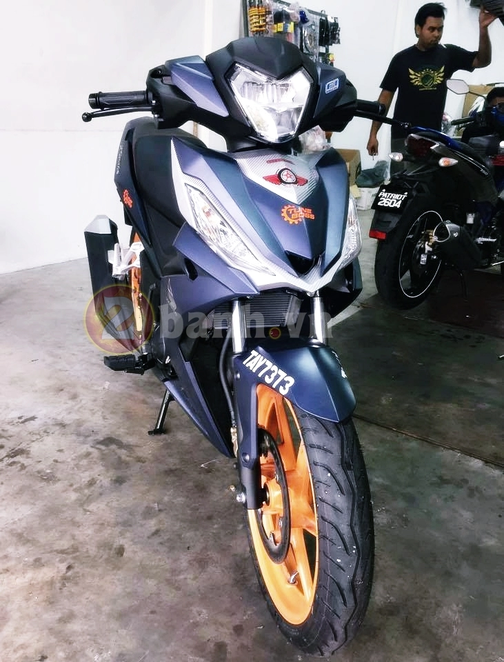 Winner 150 gắp n lạnh lùng trong khi chụp cùng đồng bọn