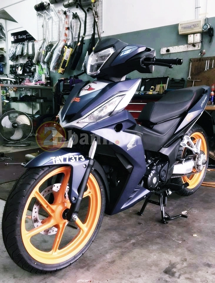 Winner 150 gắp n lạnh lùng trong khi chụp cùng đồng bọn